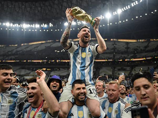 Messi và đồng đội ăn mừng khi vô địch World Cup 2022