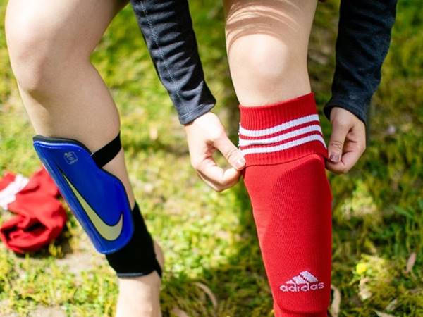 Cách phòng tránh chấn thương khi đá bóng an toàn nhất