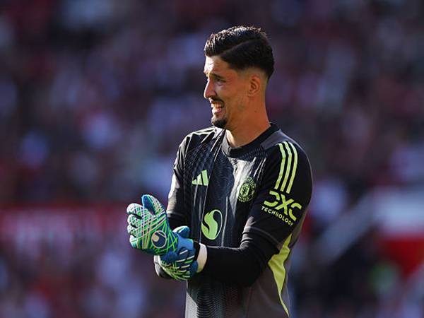 Sai lầm của Bayindir khiến Man United trả giá
