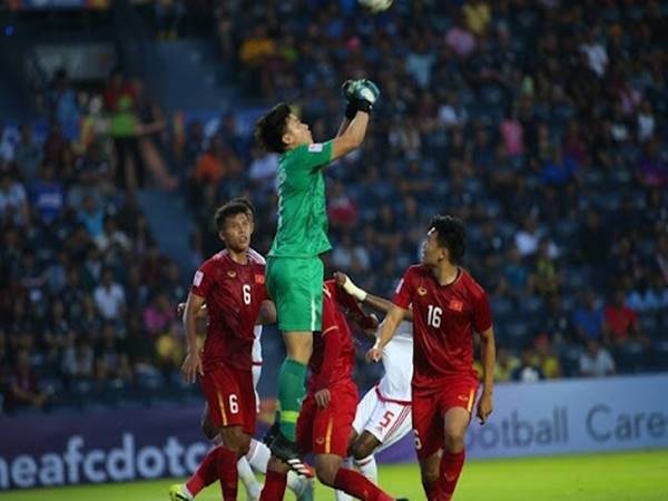 Khi nào thủ môn nên thực hiện cách đẩy bóng ra xa khung thành