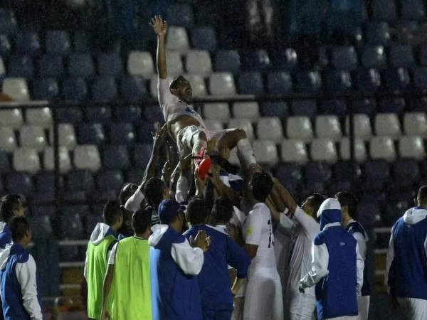 Tin BĐ: Carlos Ruiz khiến Ronaldo và Messi cũng phải cúi đầu Tin BĐ: Carlos Ruiz khiến Ronaldo và Messi cũng phải cúi đầu